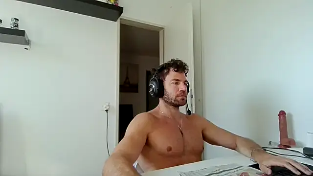 Snapshot of alpha-hunk chatting on April 18, 8:07 am alpha-hunk online show from April 18, 8:07 am