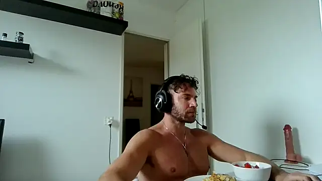 Snapshot of alpha-hunk chatting on April 20, 1:36 pm alpha-hunk online show from April 20, 1:36 pm
