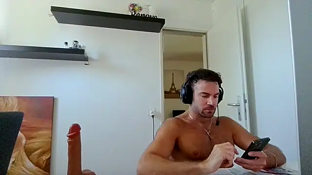 Snapshot of alpha-hunk chatting on May 22, 9:26 am alpha-hunk online show from May 22, 9:26 am