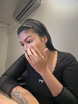 jennifer oliveira online show from December 18, 9:04 am