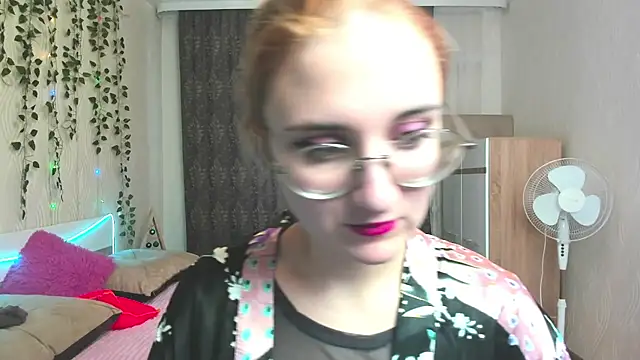 Miss Elsa  online show from December 13, 8:20 am