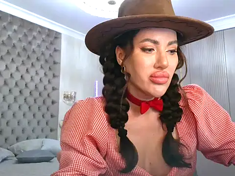 Snapshot of TianaPosh chatting on February 14, 8:48 pm TianaPosh online show from February 14, 8:48 pm