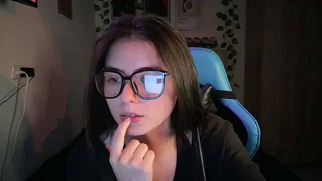 emmarhoades  online show from February 12, 8:20 am