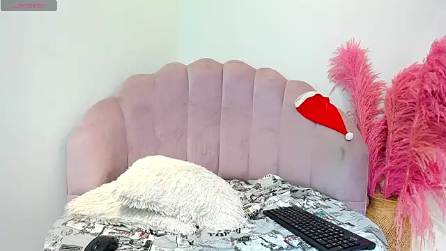 Urlovex1 online show from December 11, 4:18 am