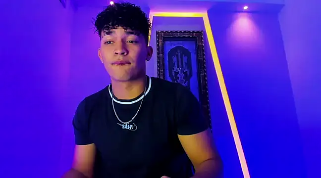 Snapshot of jamescurli_ chatting on December 17, 4:34 am jamescurli online show from December 17, 4:34 am