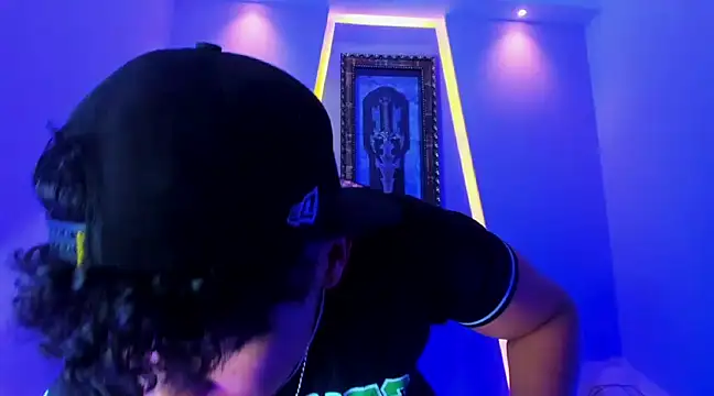 Snapshot of jamescurli_ chatting on December 19, 4:23 am jamescurli online show from December 19, 4:23 am