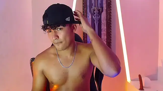Snapshot of jamescurli_ chatting on December 22, 11:44 am jamescurli online show from December 22, 11:44 am