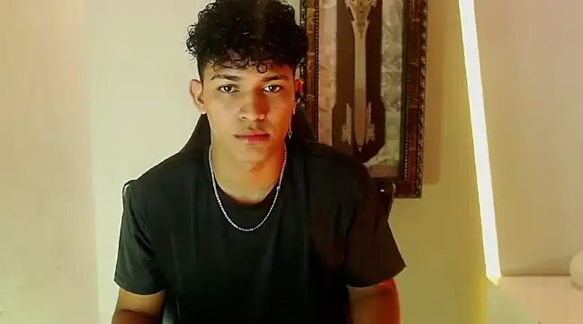 Snapshot of jamescurli_ chatting on January 4, 4:44 am jamescurli online show from January 4, 4:44 am