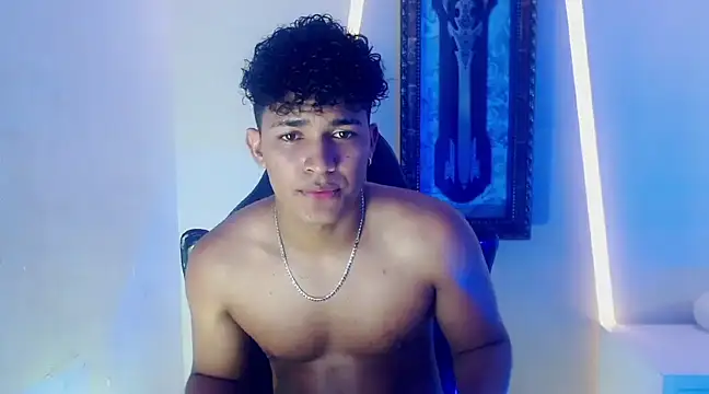 Snapshot of jamescurli_ chatting on January 4, 8:17 am jamescurli online show from January 4, 8:17 am