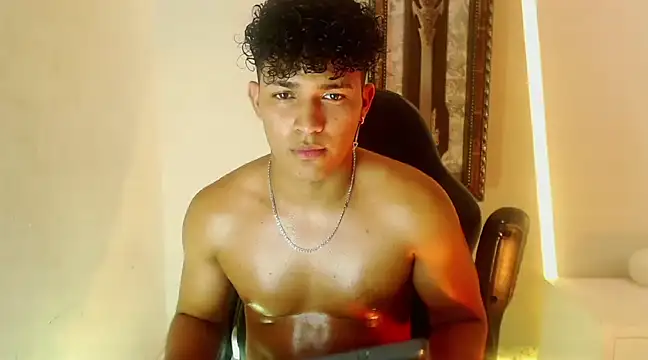 Snapshot of jamescurli_ chatting on January 5, 3:43 am jamescurli online show from January 5, 3:43 am