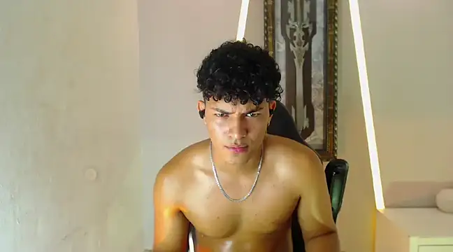 Snapshot of jamescurli_ chatting on January 6, 8:46 am jamescurli online show from January 6, 8:46 am