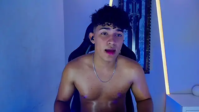 Snapshot of jamescurli_ chatting on January 9, 8:03 am jamescurli online show from January 9, 8:03 am