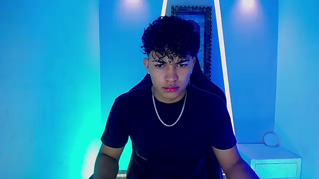 Snapshot of jamescurli_ chatting on January 11, 4:06 am jamescurli online show from January 11, 4:06 am