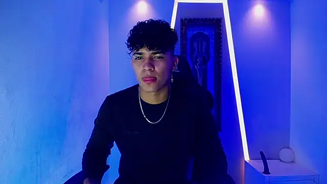 Snapshot of jamescurli_ chatting on January 13, 5:01 am jamescurli online show from January 13, 5:01 am