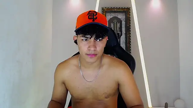 Snapshot of jamescurli_ chatting on January 14, 7:59 am jamescurli online show from January 14, 7:59 am