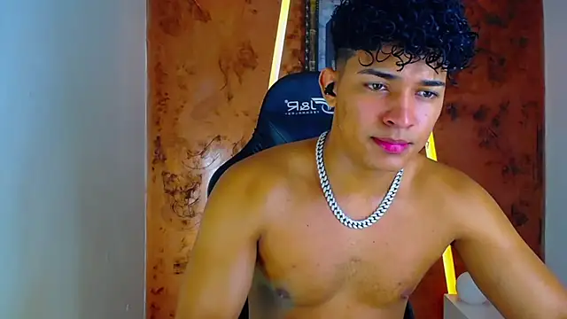 Snapshot of jamescurli_ chatting on February 1, 7:26 am jamescurli online show from February 1, 7:26 am