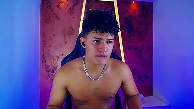 Snapshot of jamescurli_ chatting on February 2, 7:09 am jamescurli online show from February 2, 7:09 am