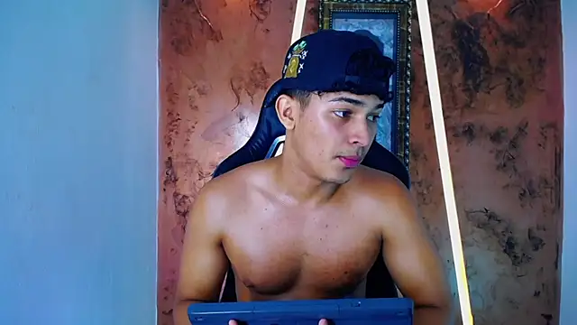 Snapshot of jamescurli_ chatting on February 13, 5:33 pm jamescurli online show from February 13, 5:33 pm