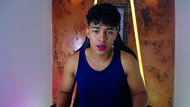 Snapshot of jamescurli_ chatting on February 17, 9:13 am jamescurli online show from February 17, 9:13 am