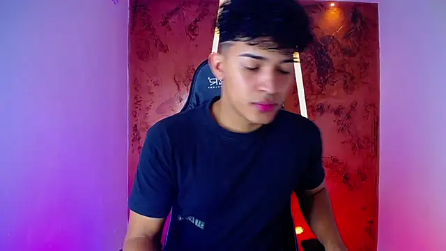 Snapshot of jamescurli_ chatting on February 23, 4:28 am jamescurli online show from February 23, 4:28 am