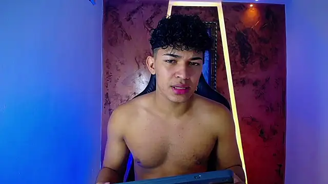 Snapshot of jamescurli_ chatting on February 24, 4:38 am jamescurli online show from February 24, 4:38 am