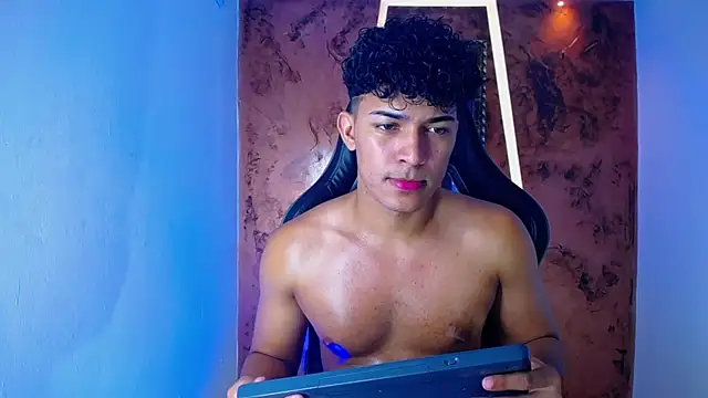 Snapshot of jamescurli_ chatting on February 24, 7:44 am jamescurli online show from February 24, 7:44 am