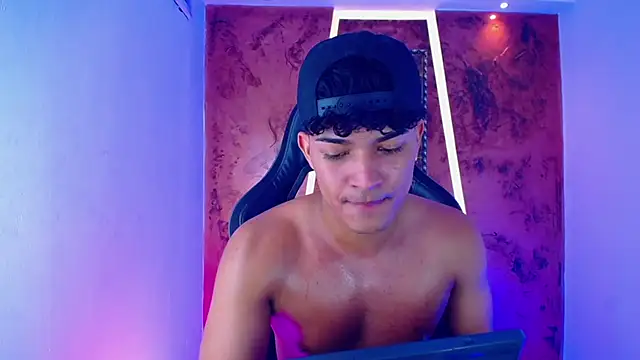 Snapshot of jamescurli_ chatting on February 25, 10:26 am jamescurli online show from February 25, 10:26 am