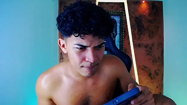 Snapshot of jamescurli_ chatting on February 27, 6:50 am jamescurli online show from February 27, 6:50 am