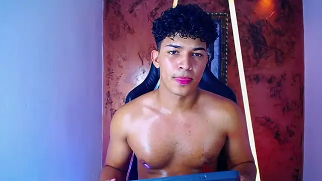 Snapshot of jamescurli_ chatting on March 3, 3:09 pm jamescurli online show from March 3, 3:09 pm