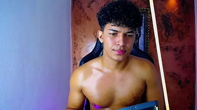 Snapshot of jamescurli_ chatting on March 7, 11:18 am jamescurli online show from March 7, 11:18 am
