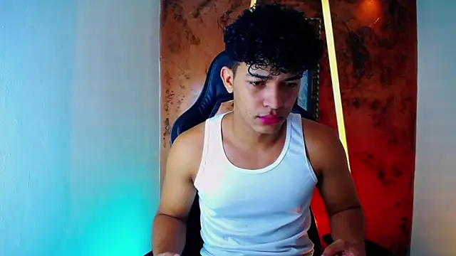 Snapshot of jamescurli_ chatting on March 11, 5:05 am jamescurli online show from March 11, 5:05 am