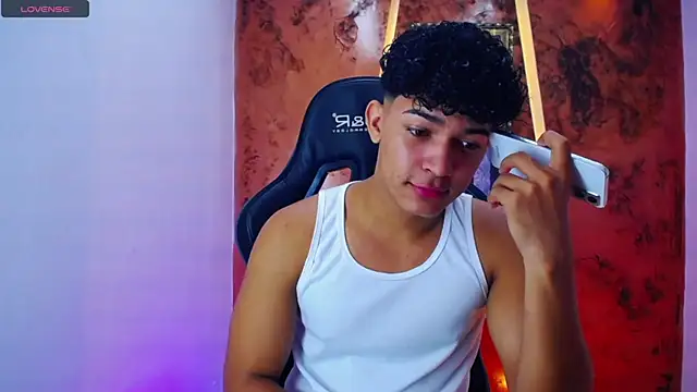 Snapshot of jamescurli_ chatting on March 13, 5:43 am jamescurli online show from March 13, 5:43 am