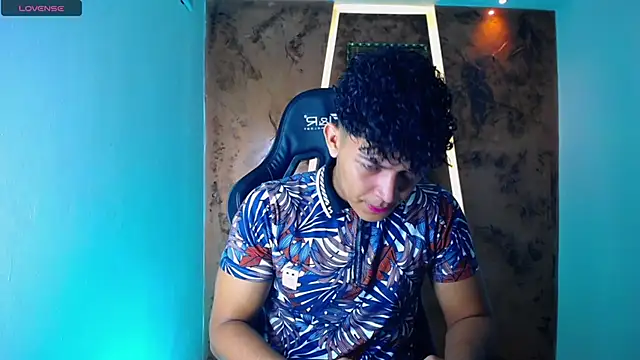 Snapshot of jamescurli_ chatting on March 17, 5:01 am jamescurli online show from March 17, 5:01 am