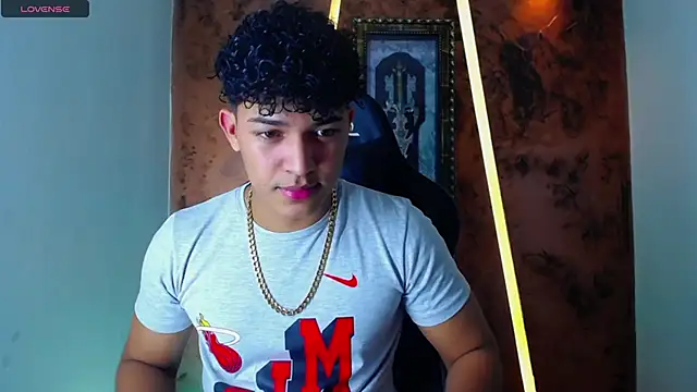 Snapshot of jamescurli_ chatting on March 21, 4:17 am jamescurli online show from March 21, 4:17 am