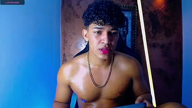 Snapshot of jamescurli_ chatting on March 22, 4:45 am jamescurli online show from March 22, 4:45 am