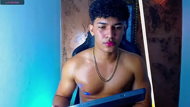 Snapshot of jamescurli_ chatting on March 22, 7:47 am jamescurli online show from March 22, 7:47 am