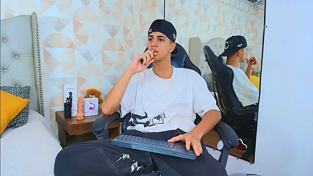 Tyler Rodriguez online show from September 11, 9:59 pm