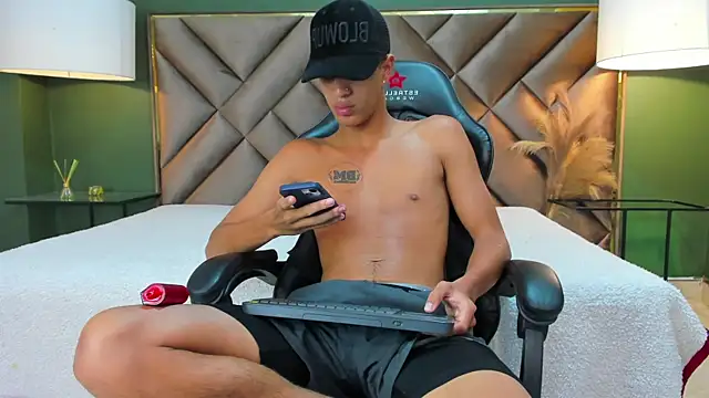 Snapshot of Tyler_Rodriguez chatting on September 30, 11:10 pm Tyler Rodriguez online show from September 30, 11:10 pm