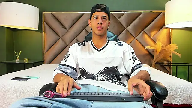 Snapshot of Tyler_Rodriguez chatting on October 9, 9:02 pm Tyler Rodriguez online show from October 9, 9:02 pm