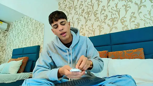 Snapshot of Tyler_Rodriguez chatting on October 21, 12:00 am Tyler Rodriguez online show from October 21, 12:00 am