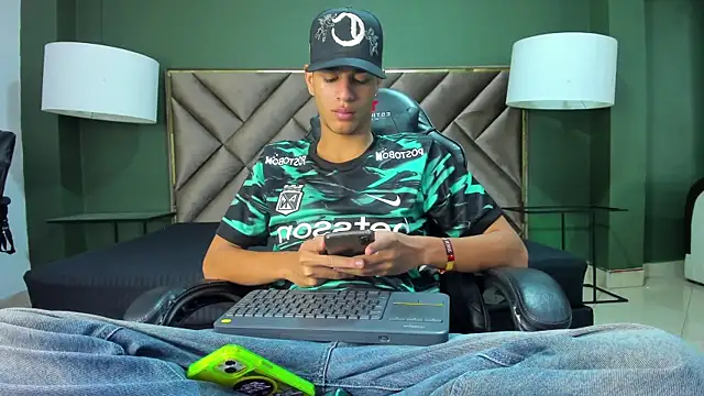 Snapshot of Tyler_Rodriguez chatting on October 27, 11:41 pm Tyler Rodriguez online show from October 27, 11:41 pm