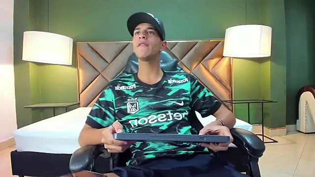 Snapshot of Tyler_Rodriguez chatting on October 29, 3:31 am Tyler Rodriguez online show from October 29, 3:31 am