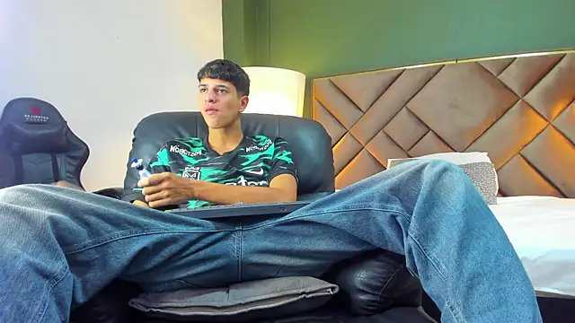 Snapshot of Tyler_Rodriguez chatting on October 31, 2:01 am Tyler Rodriguez online show from October 31, 2:01 am