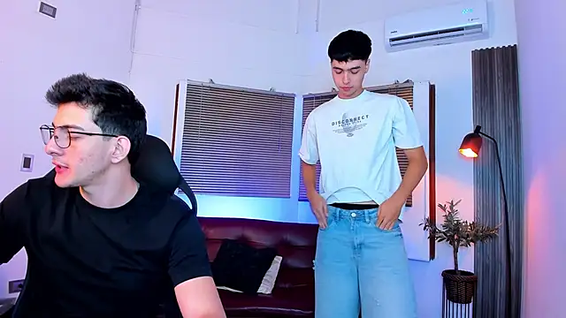 Snapshot of Sexy_BoysW chatting on March 6, 2:08 am Sexy BoysW online show from March 6, 2:08 am