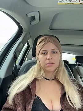 lunawolf21 online show from October 14, 7:20 am