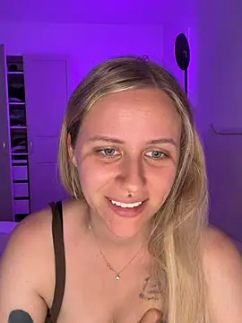 lunawolf21 online show from June 23, 6:33 am