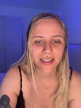 lunawolf21 online show from July 16, 6:52 am