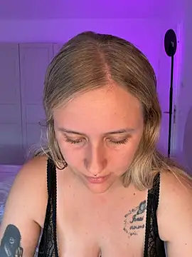 lunawolf21 online show from July 29, 6:33 am