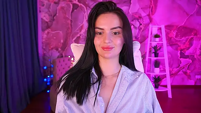 Snapshot of MilashaLovely chatting on November 18, 7:35 am MilashaLovely online show from November 18, 7:35 am