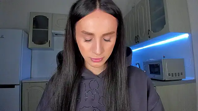 Kim Oberlin  online show from February 4, 8:03 pm